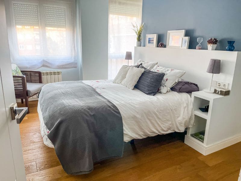 Alquilar tu piso a estudiantes en Zaragoza: dormitorio luminoso de un piso en alquiler