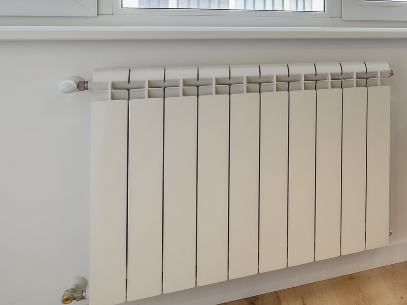 Calefacción y ventanas, dos de los puntos que mide el certificado energético de un piso en Zaragoza Radiador y ventana de un piso en Zaragoza: dos cosas que mide el certificado energético