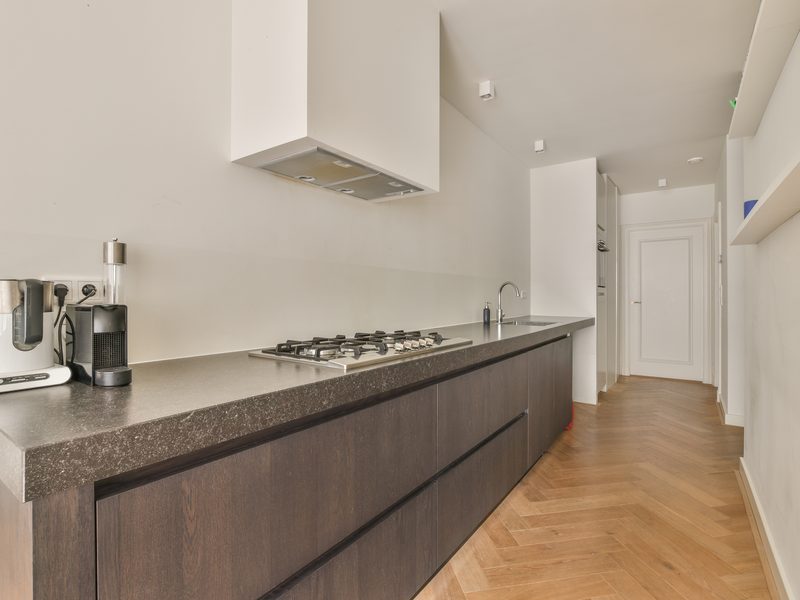 Cocina recogida y luminosa de un piso preparado para las fotos del anuncio