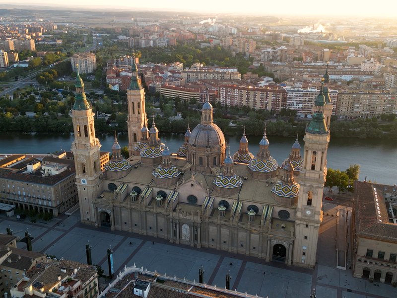 Los pisos del programa están repartidos por los barrios de toda la ciudad Programa ALZA de Zaragoza: vista aérea del Pilar, el Ebro y los bloques de pisos de la ciudad
