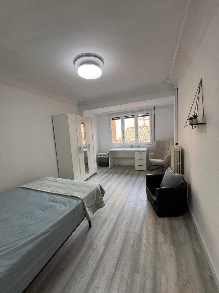 Alquilar tu piso por habitaciones de forma legal en España: habitación amueblada de una vivienda en alquiler