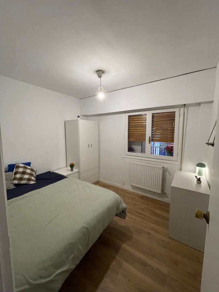 Alquilar tu piso por habitaciones de forma legal en España: habitación amueblada lista para alquilar