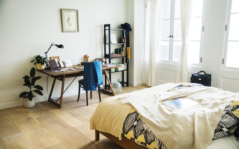 Habitación de un piso en Zaragoza listo para alquilar en lugar de venderlo Vender o alquilar mi piso en Zaragoza: habitación luminosa de una vivienda lista para alquilar