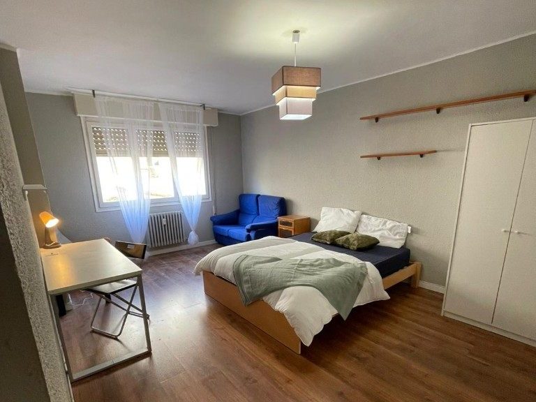 Alquilar piso en Zaragoza: habitación amueblada de un piso que gestionamos, lista para entrar a vivir