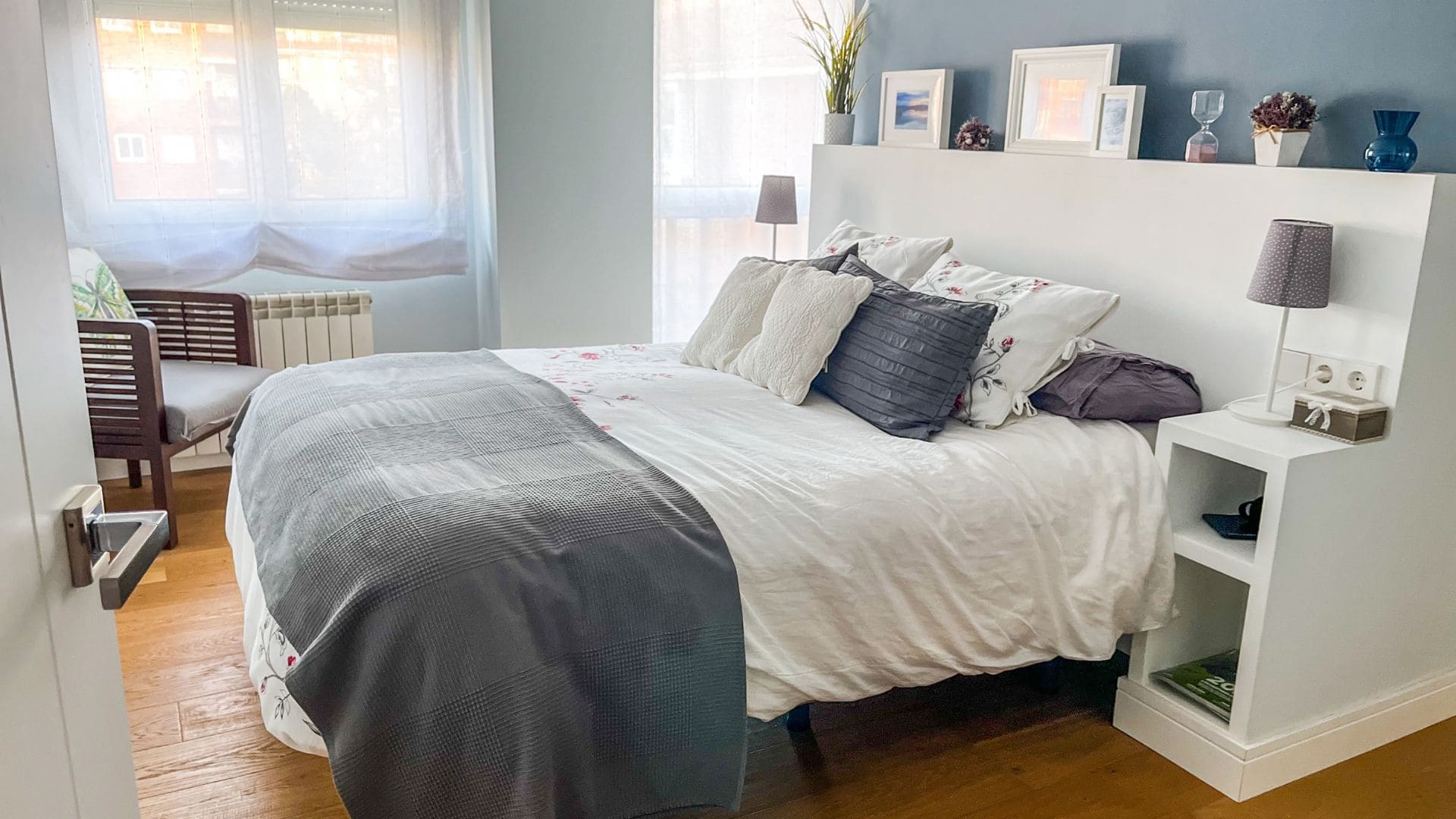 ¿Por cuánto puedo alquilar mi piso en Zaragoza? Dormitorio luminoso con cama de matrimonio y cabecero blanco con estante