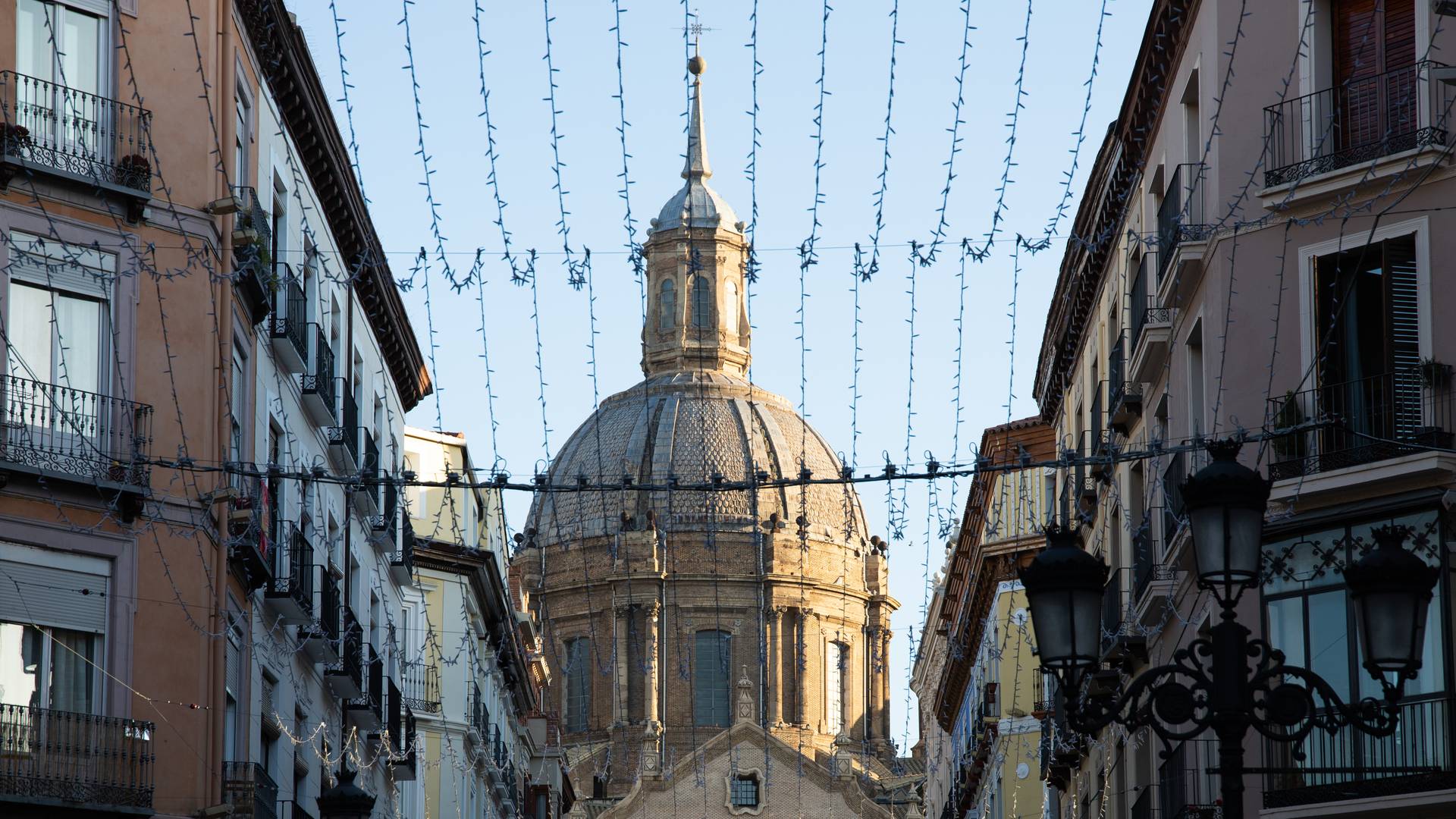 Calle del centro de Zaragoza con viviendas en alquiler