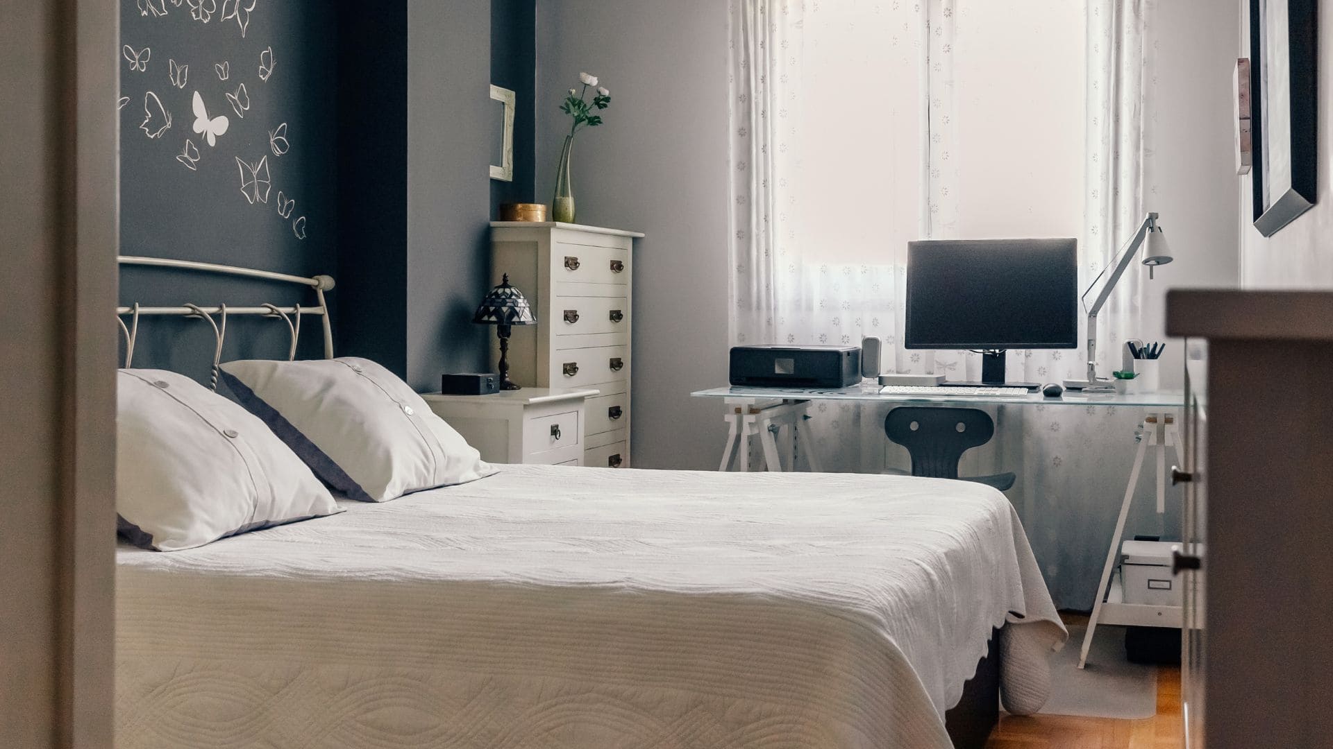 Habitación con escritorio para estudiantes en un piso de alquiler en Zaragoza