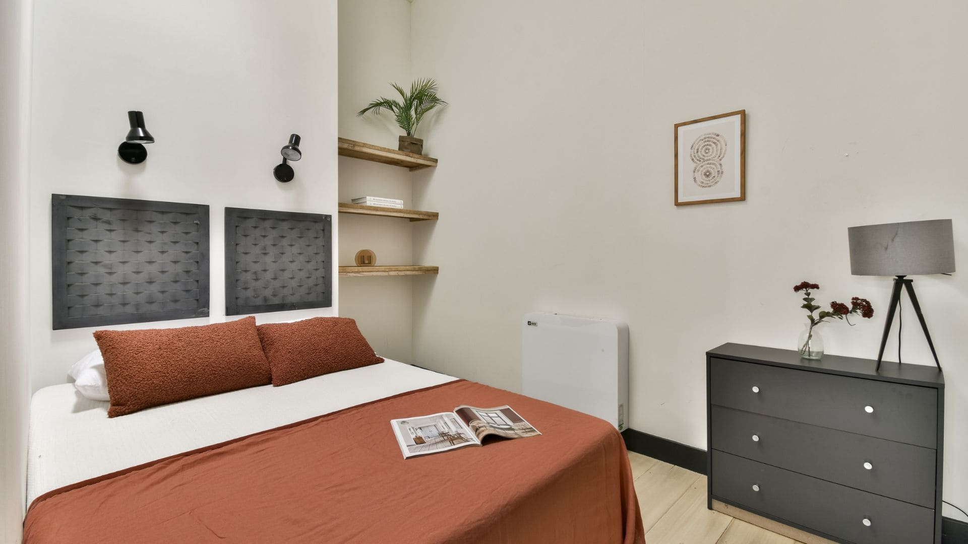 Dormitorio moderno en un piso gestionado por una empresa de alquiler en Zaragoza