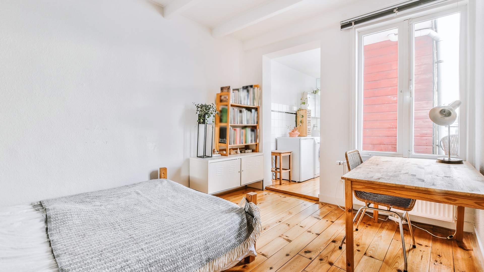 Precio del alquiler de una habitación en Zaragoza: dormitorio de piso compartido con cama, escritorio junto a la ventana y estantería