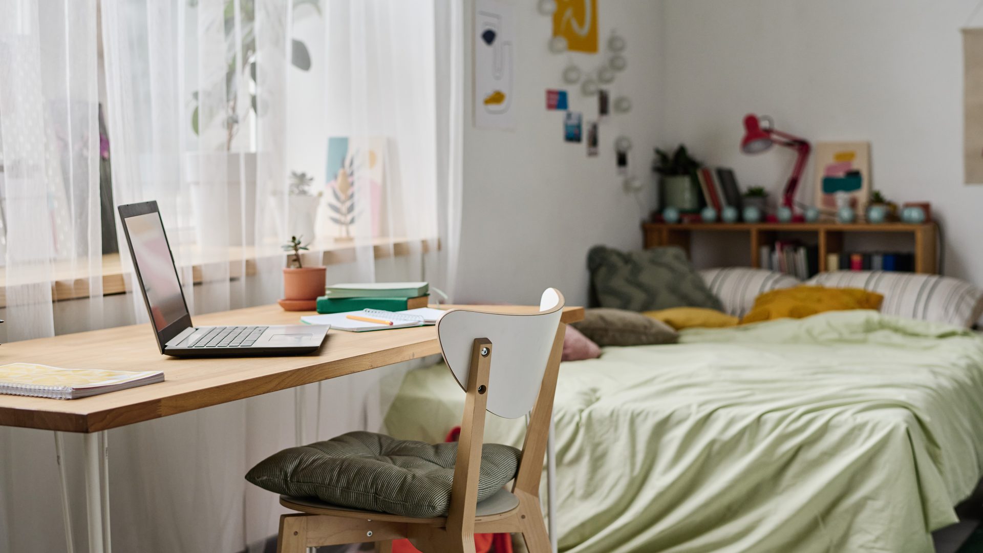 Precio de un piso de estudiantes en Zaragoza: habitación con cama, escritorio junto a la ventana y estantería