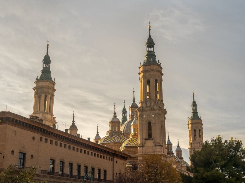 Alquilar piso en Las Fuentes, Zaragoza: las torres del Pilar al caer la tarde