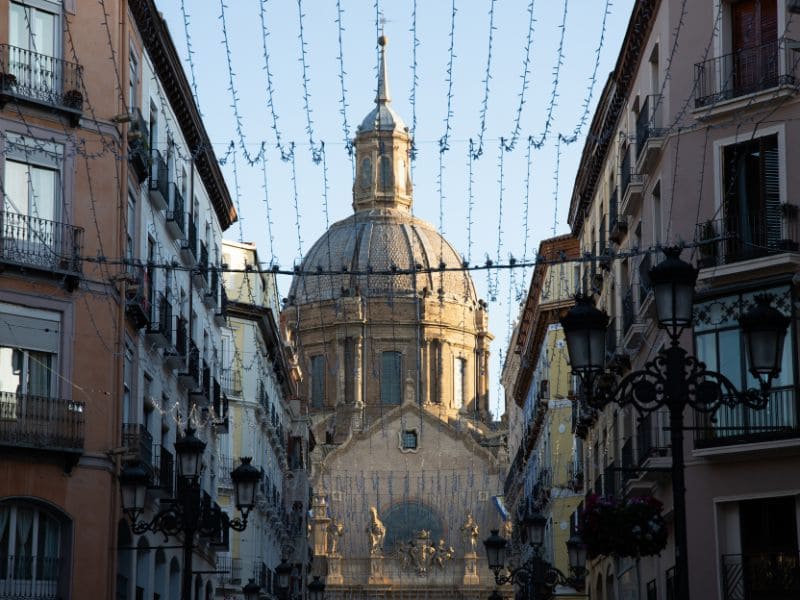 Calle del centro de Zaragoza con viviendas en alquiler