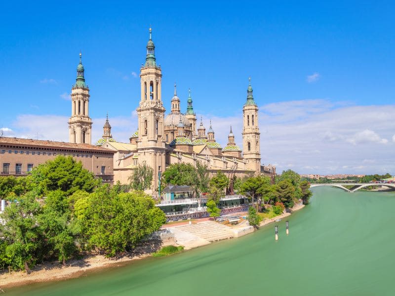 ¿Cuánto cuesta un certificado energético de una vivienda en Zaragoza? La basílica del Pilar a orillas del Ebro