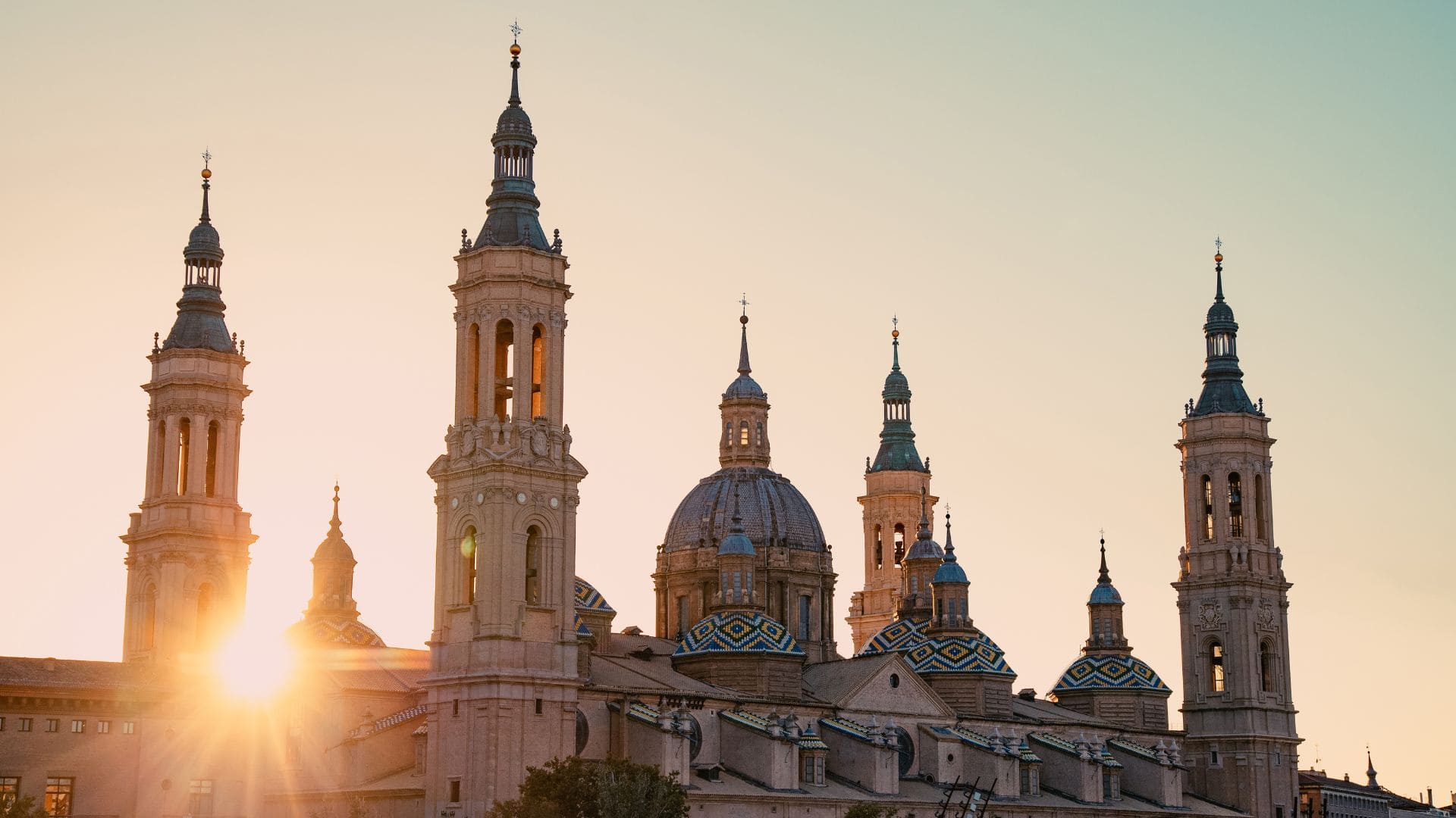 Gestión integral de alquileres en Zaragoza con la Basílica del Pilar al fondo