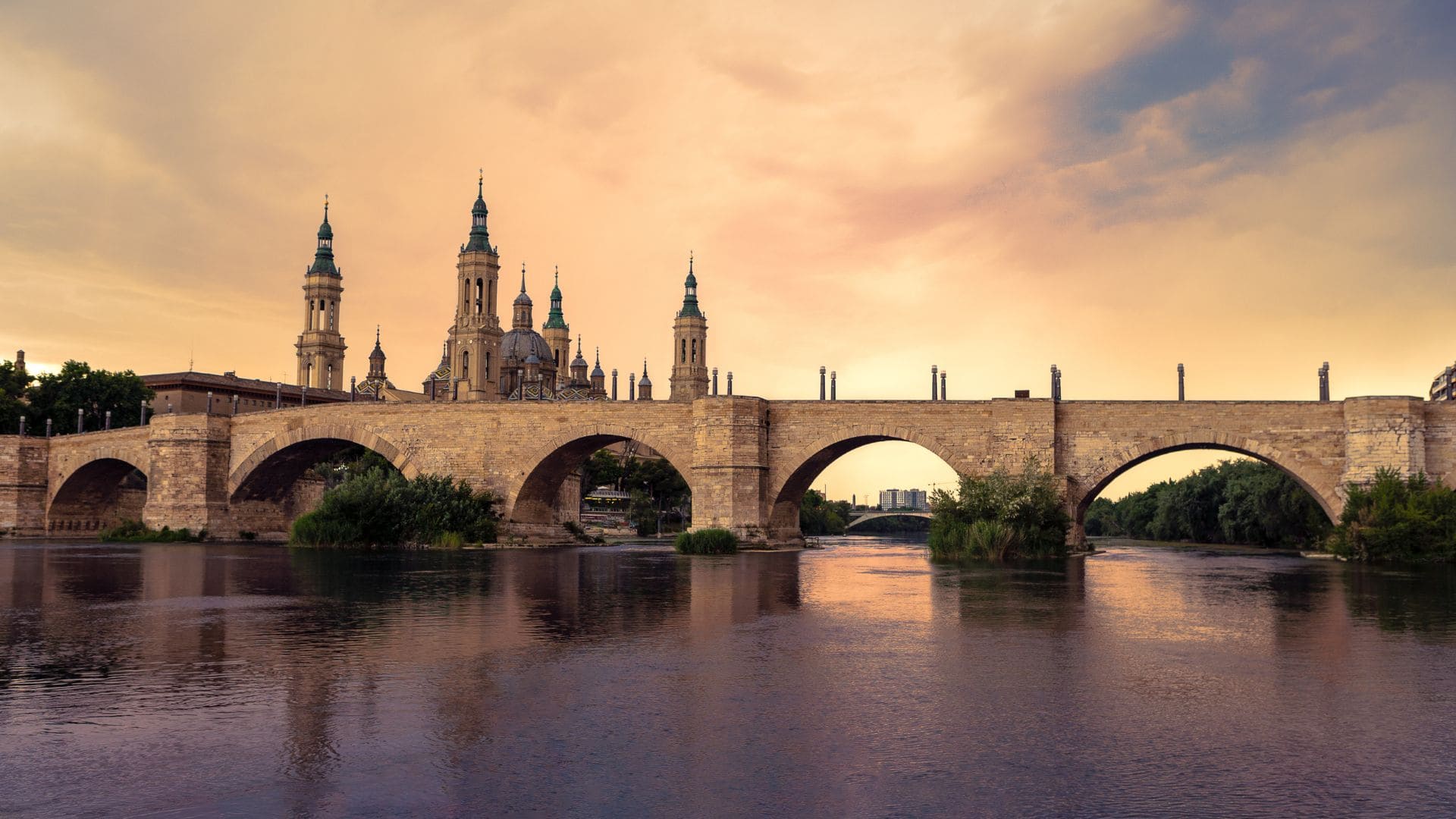 Vender o alquilar un piso en Zaragoza, vista aérea del Ebro y el Puente de Piedra